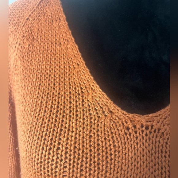 Women’s H&M size XS, v-neck‎ long sleeve apricot colored knit sweater - Picture 3 of 4